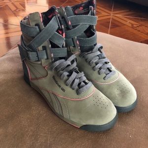 Strappy olive hightop Reebok’s with pink accents